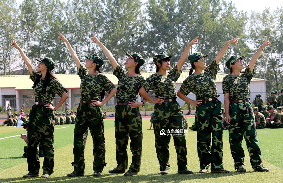 高清：青岛高校军训女学员抢镜 现场跳小苹果