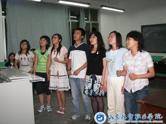 同学们在观看竞赛题目