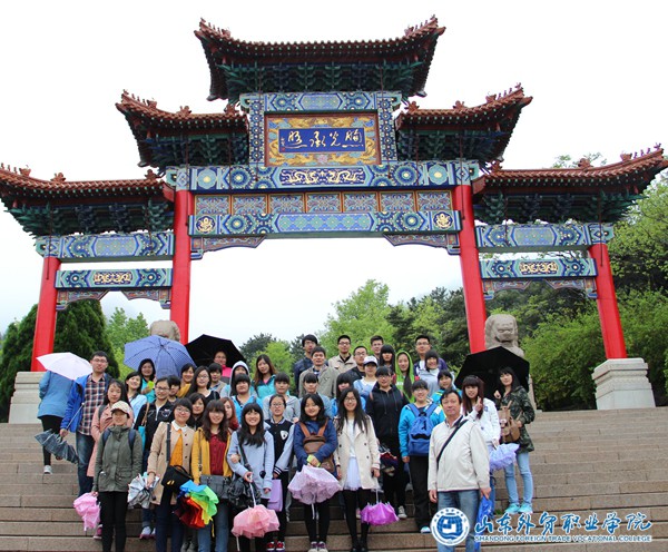 伟德涉外旅游专业学生参加“青岛好导游”踏青活动.JPG