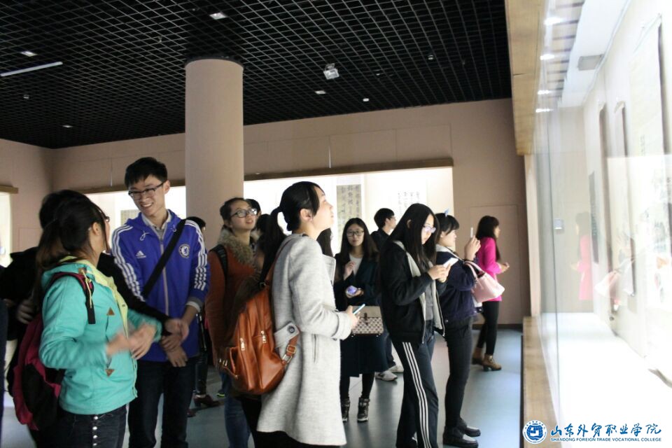 国际贸易系学生会组织学生参观青岛市博物馆2.jpg