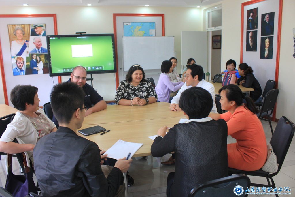 g2.国际贸易系教师与外籍教师共同开展教研活动1.jpg