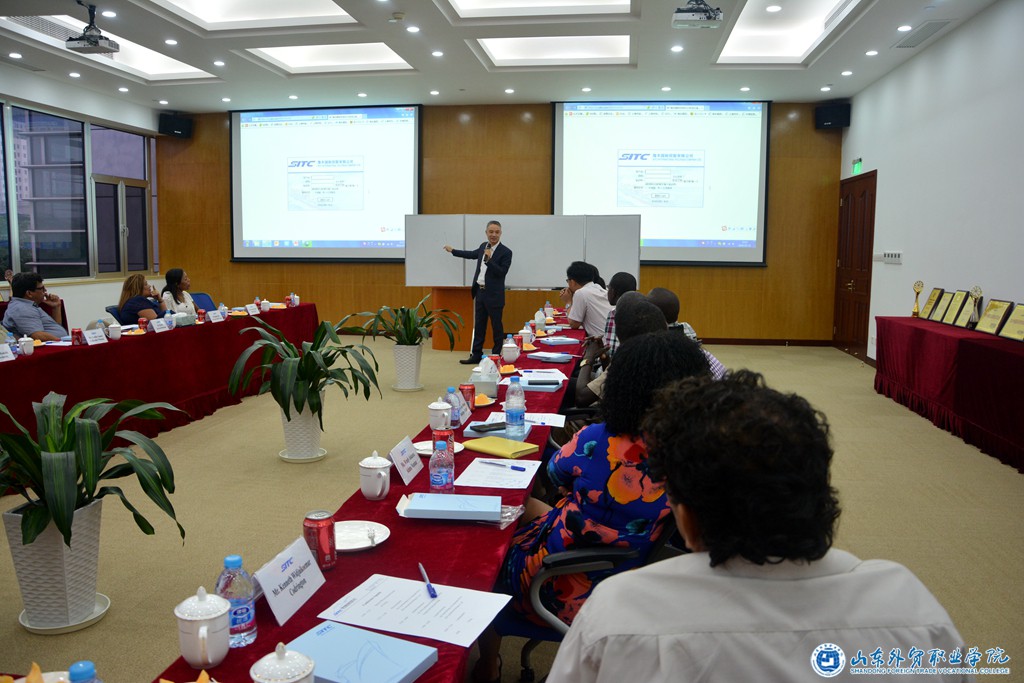 伟德84级校友海丰国际控股执行董事兼首席执行官杨现祥为学员介绍企业情况.jpg