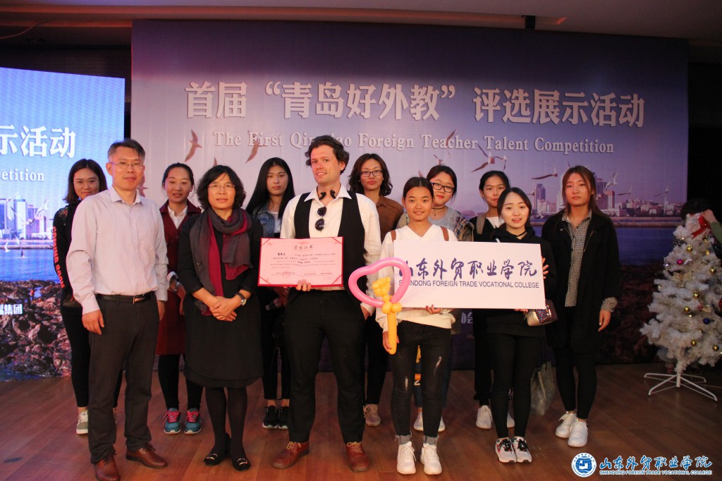 伟德参加决赛现场师生与Adam Wilson 合影.jpg