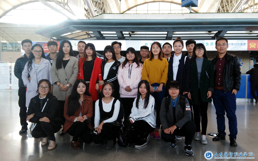 国际运输与物流系2014级民航商务专业学生赴青岛机场参观实习 (1).jpg