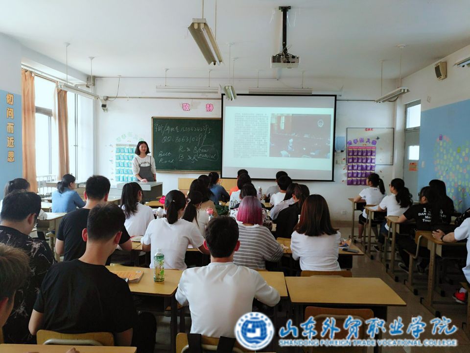学院各团支部举办“学习总书记讲话 做合格共青团员”主题团课 (1).jpg